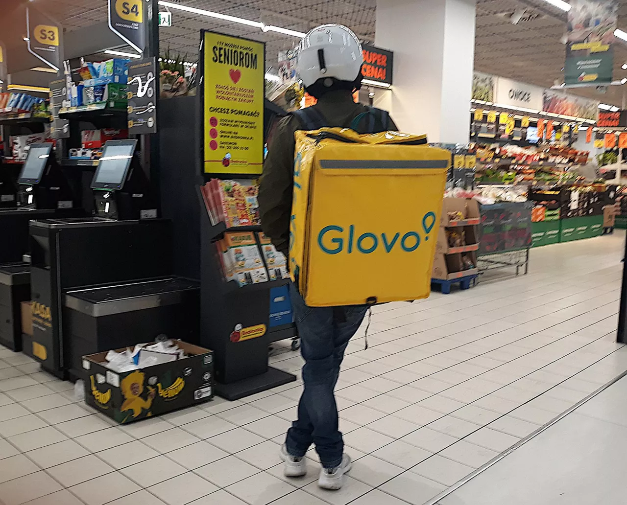 Kurier Glovo w sklepie Biedronka (wiadomoscihandlowe.pl/MG)