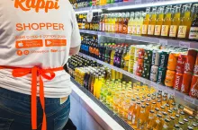 Shopper platformy Rappi kompletujący zamówienie w sklepie (fot. Antonio Salaverry / Shutterstock)