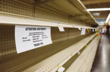 Amerykańskie sklepy straszą pustymi półkami (fot. Wesley Tingey/Unsplash)