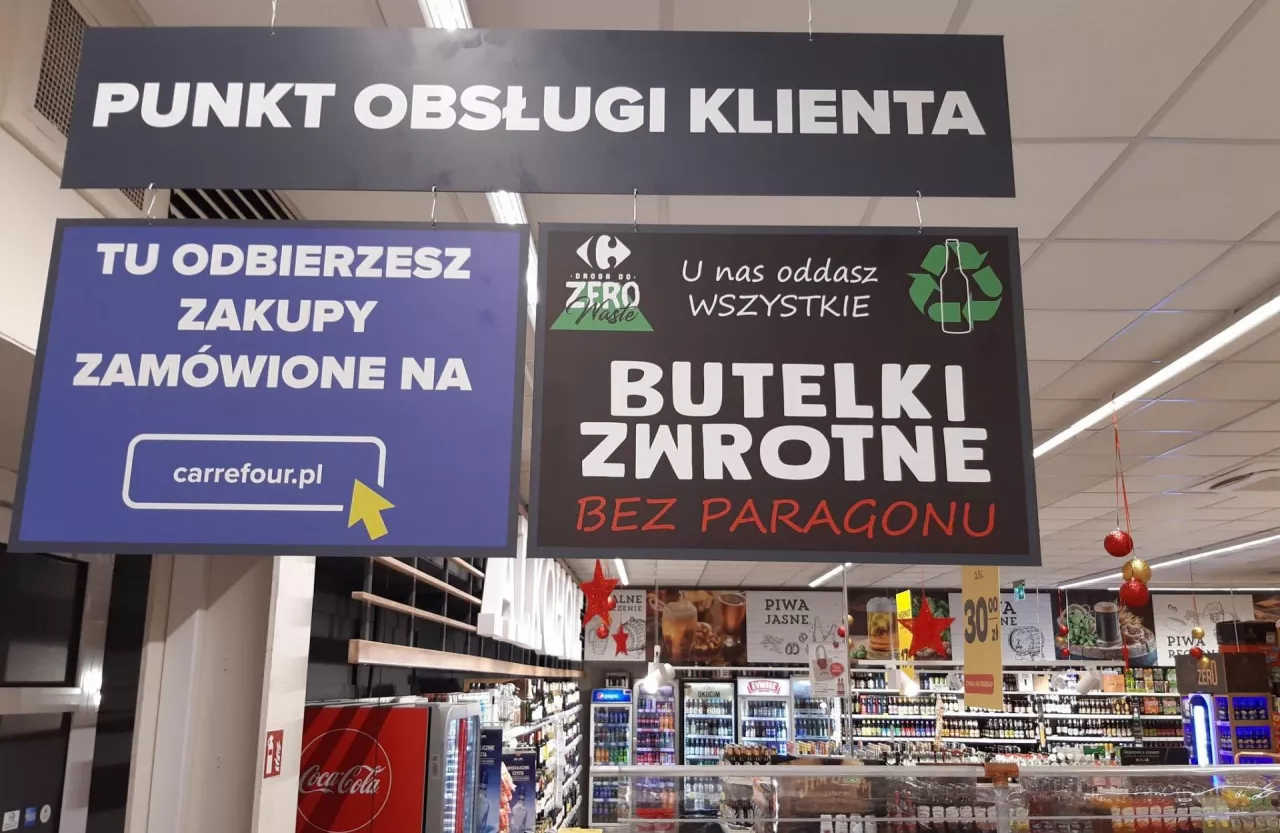 Punkt zwrotu butelek bez paragonu w hipermarkecie sieci Carrefour Polska (Carrefour Polska)
