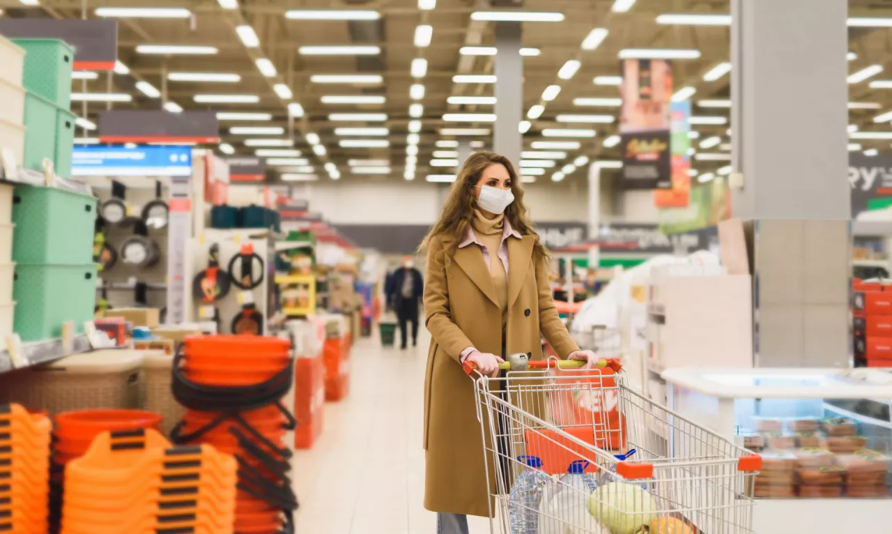 Wielu Polaków obawia się zakażenia koronawirusem podczas robienia zakupów (fot. Shutterstock)