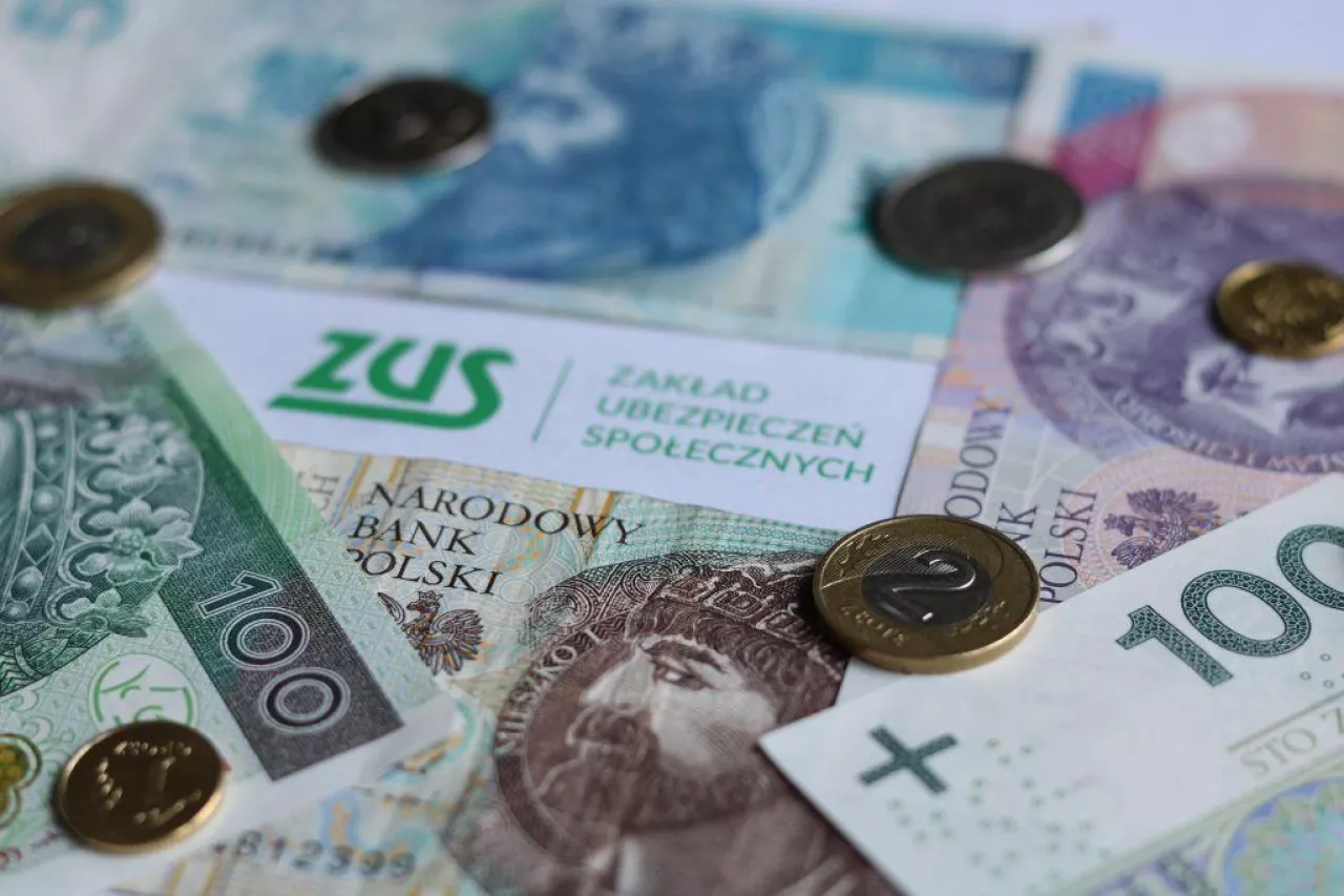 Pełne składki ZUS od umów zlecenie to pomysł, na którym może finansowo ucierpieć milion Polaków (shutterstock.com)