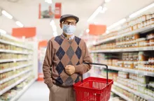 Emeryci w pandemii zaciskają pasa (Shutterstock)
