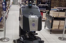 Robot sprzątający w sklepie Auchan (Linkedin/Jarosław Matysiak)