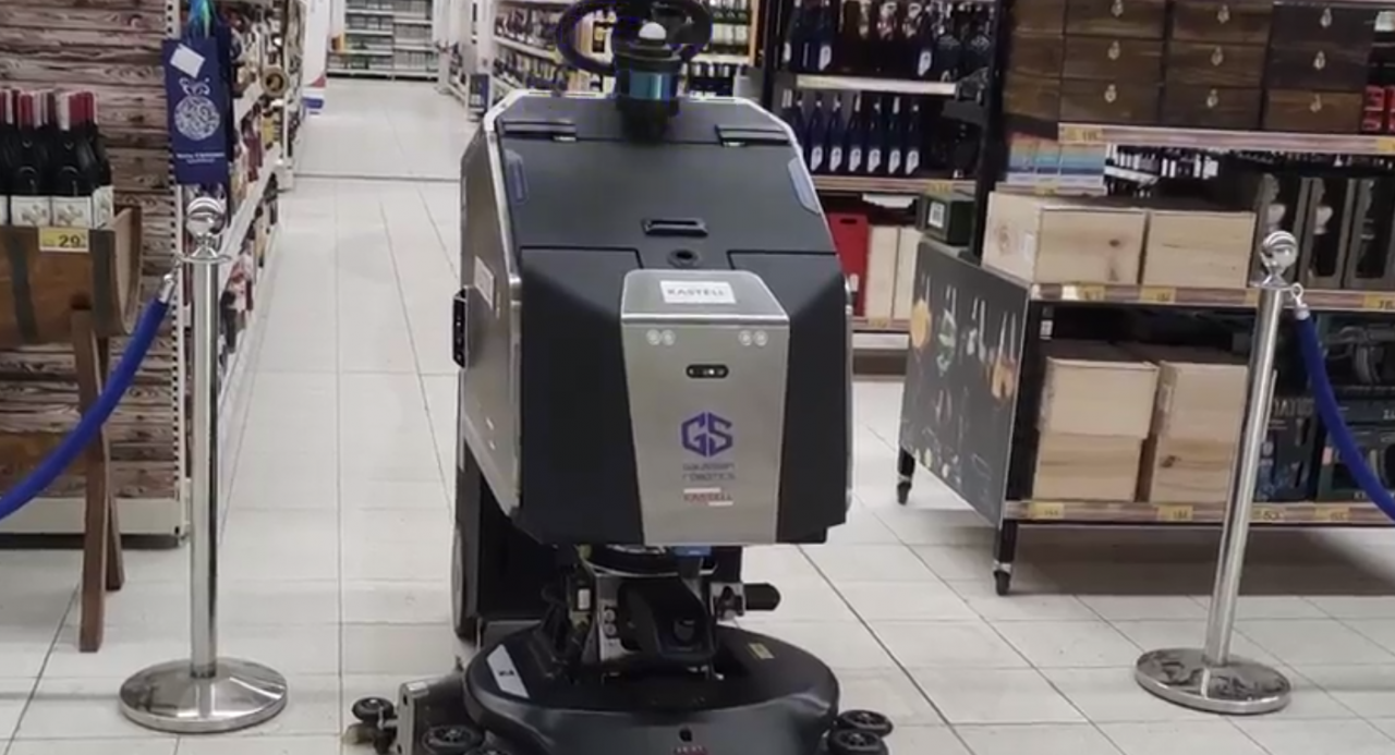 Robot sprzątający w sklepie Auchan (Linkedin/Jarosław Matysiak)