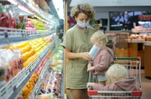 Klientka z dzieckiem w sklepie (fot. Shutterstock)