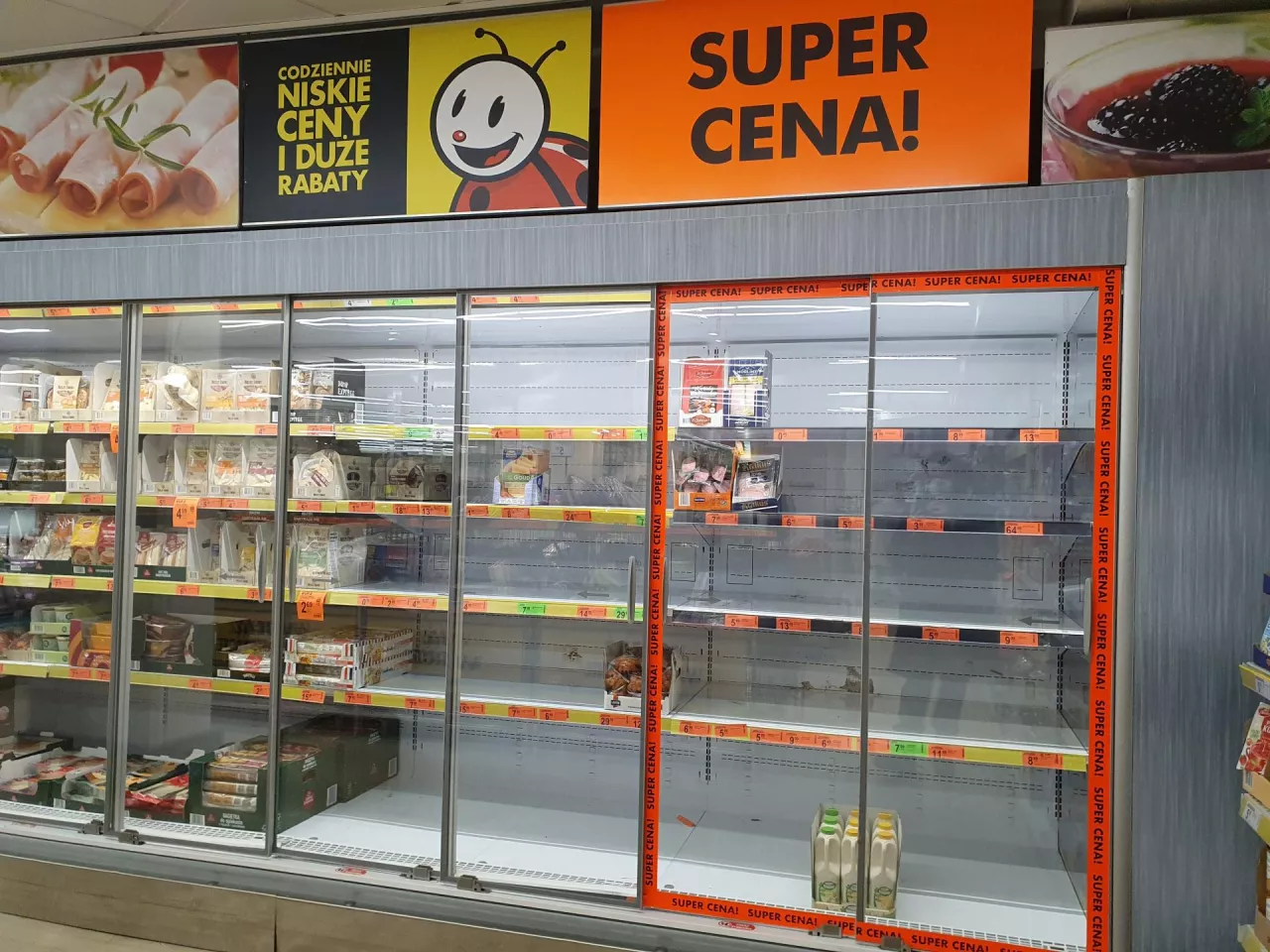 Krzykliwe cenówki w sklepie. Tylko niektóre dotyczą produktów w promocji (fot. wiadomoscihandlowe.pl)