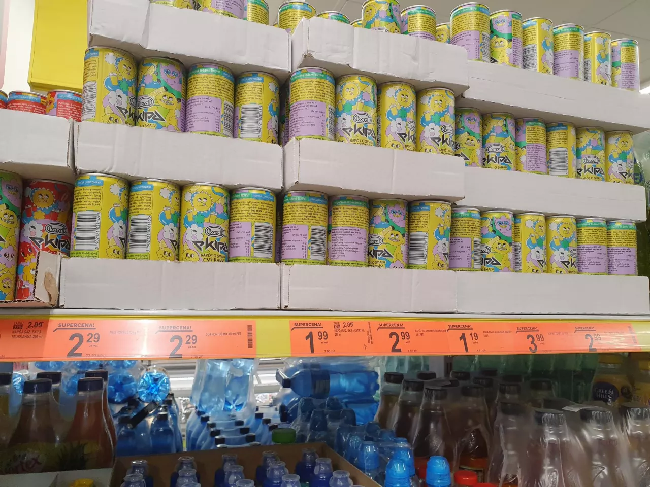 Krzykliwe cenówki w sklepie. Tylko niektóre dotyczą produktów w promocji (fot. wiadomoscihandlowe.pl)