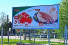 Reklama oferty przed sklepem Dino Polska (fot. materiały własne)