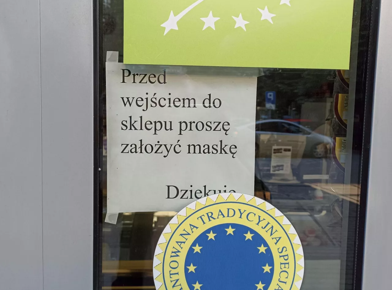 Zasłanianie ust i nosa maseczką w przestrzeniach zamkniętych nadal jest obowiązkowe (wiadomoscihandlowe.pl/AK)