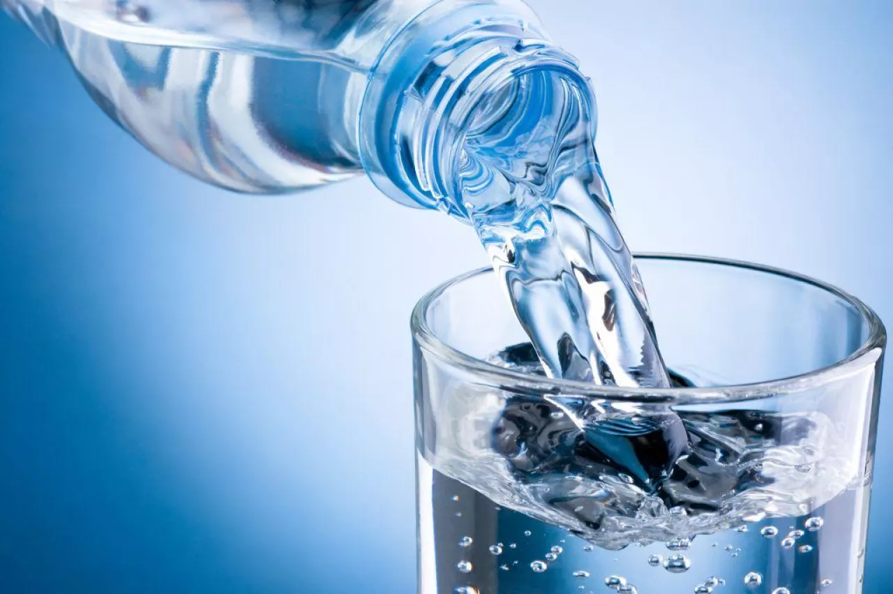 W 2021 r. sprzedaż wody butelkowanej wzrosła o 4 proc. (shutterstock.com)