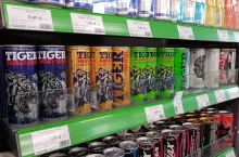 Na zdj. napoje Tiger Energy Drink na sklepowej półce (fot. archiwum)