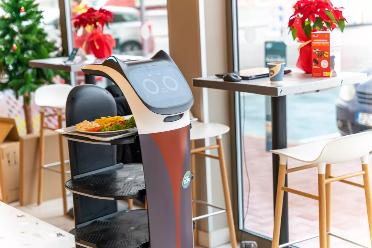 Robot na stacji Shell dostarcza zamówione produkty z oferty gastronomicznej bezpośrednio do stolika (materiały prasowe)