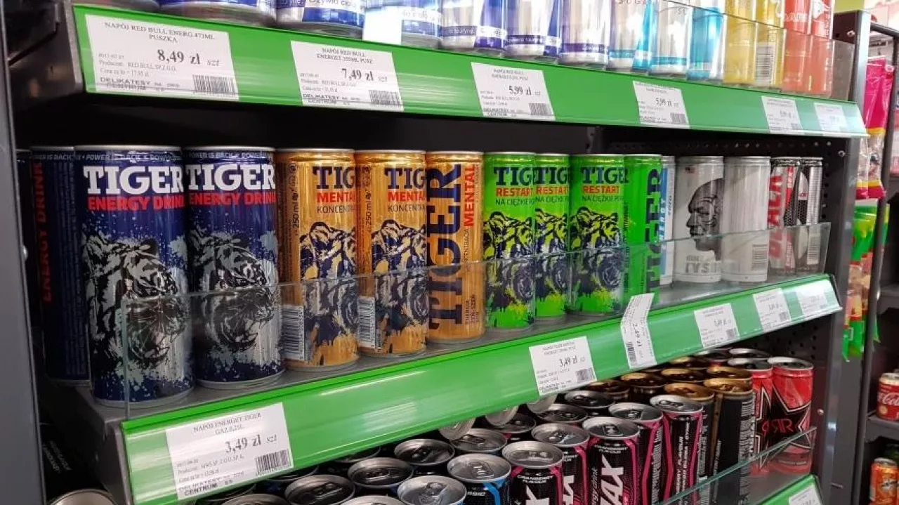 Na zdj. napoje Tiger Energy Drink na sklepowej półce (fot. archiwum)