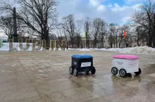 Kasia i Mateusz - roboty dowożące zamówienia firmy Delivery Couple (Delivery Couple)
