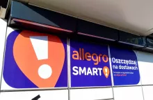 Na zdj. reklama Allegro Smart na paczkomacie InPostu w Warszawie (wiadomoscihandlowe.pl/AK)