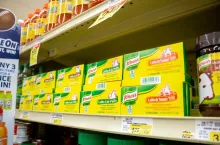 Członkowie organizacji Foodwatch wykupują ze sklepów kostki bulionowe Knorr (shutterstock.com)