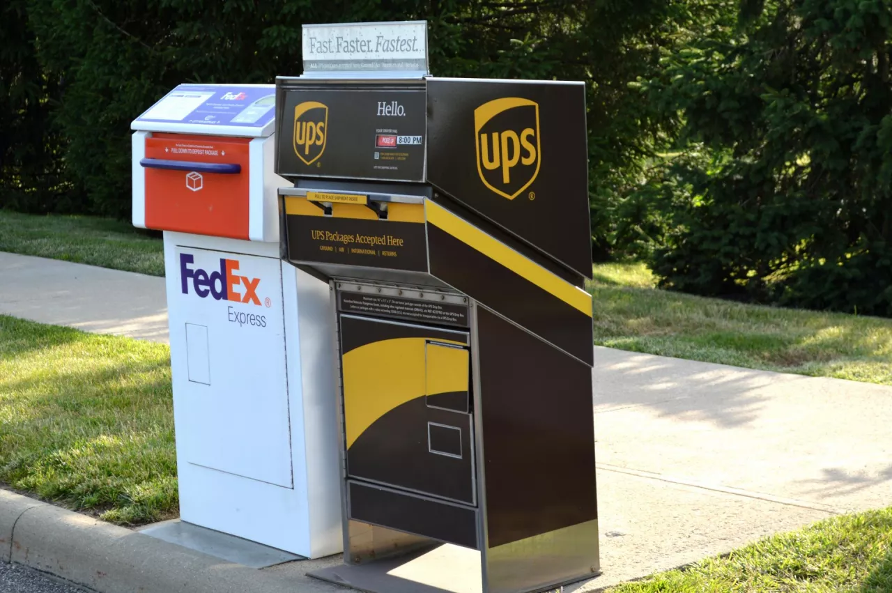 UPS i FedEx zawieszają działalność w Rosji (Shutterstock)