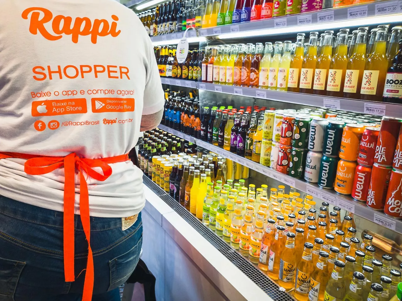 Na zdj. shopper kolumbijskiej platformy q-commerce Rappi kompletujący zamówienie w sklepie (fot. Antonio Salaverry / Shutterstock)