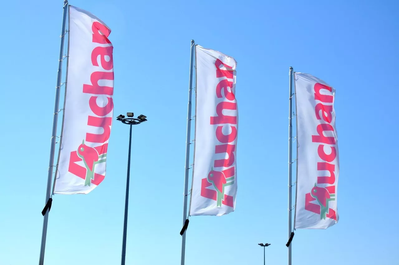 Flagi przy hipermarkecie Auchan w Kielcach (fot. Gold Picture / Shutterstock.com)