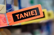 Dla handlu obniżka VAT oznacza dużo dodatkowej pracy, np. przy wymianie etykiet (fot. Łukasz Rawa/wiadomoscihandlowe.pl)