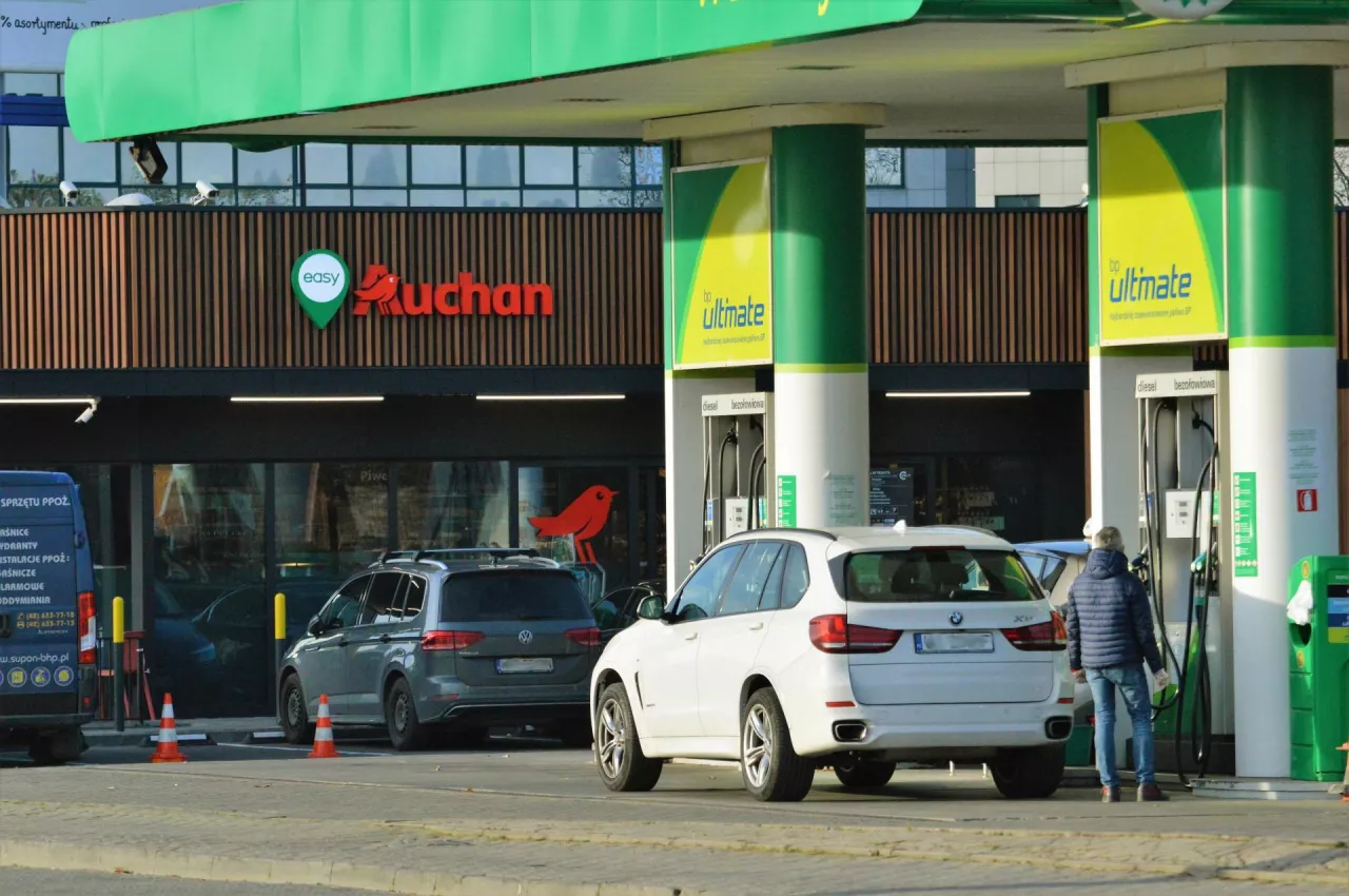 Na zdj. stacja paliw BP ze sklepem Easy Auchan/zdjęcie ilustracyjne (wiadomoscihandlowe.pl)