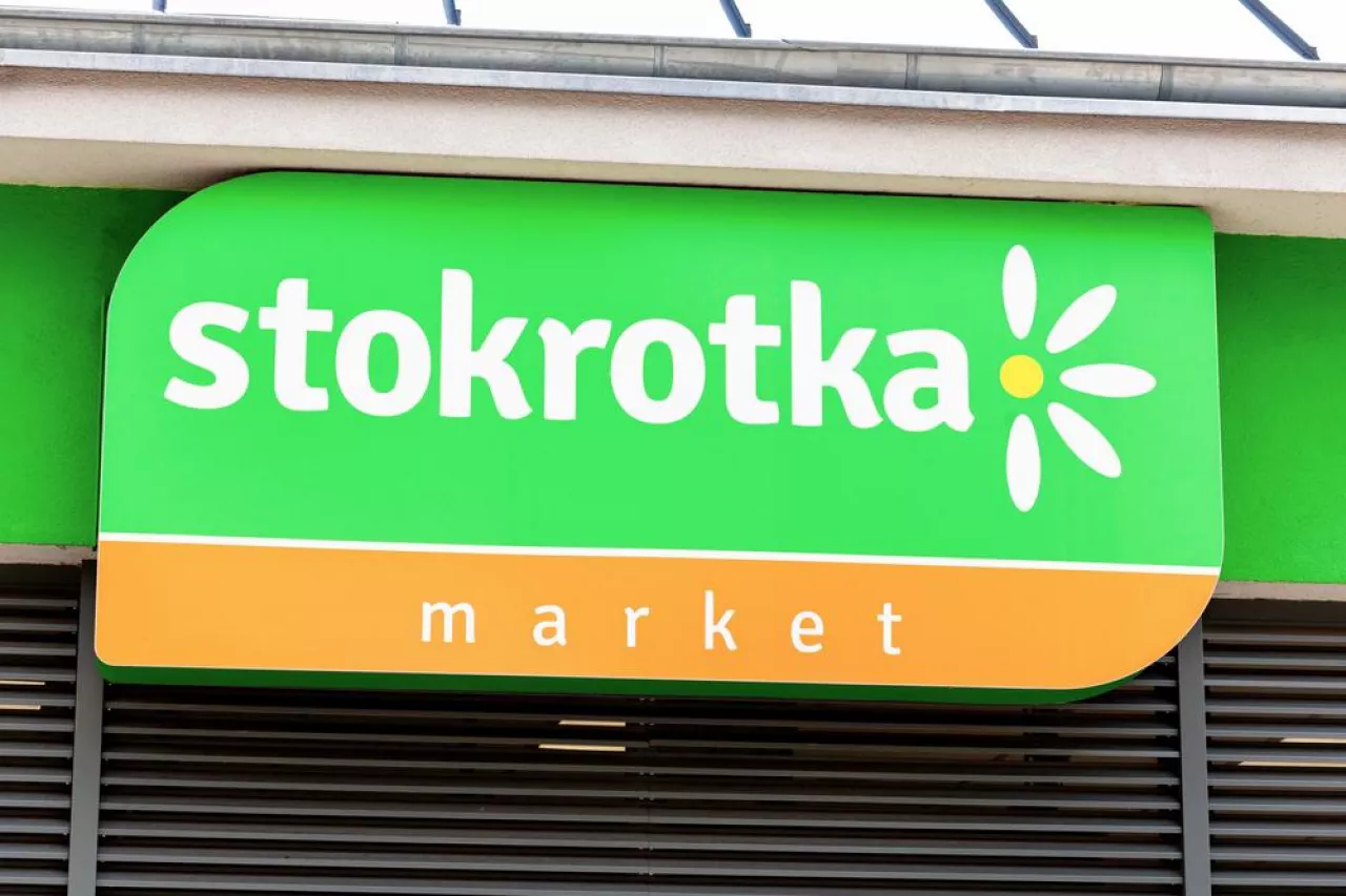Logo sieci sklepów Stokrotka (Shutterstock)