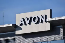 Logo Avon na fasadzie budynku (Shutterstock)