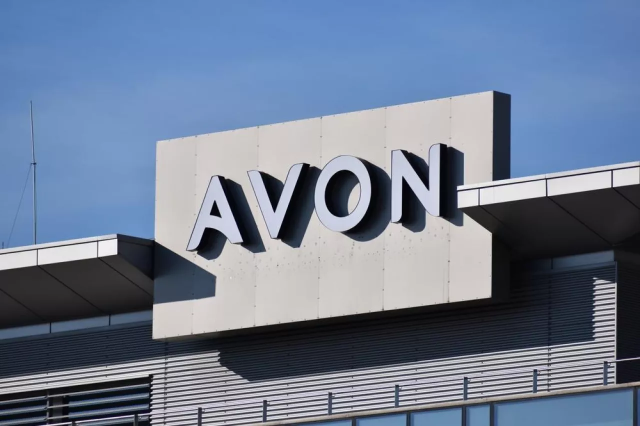 Logo Avon na fasadzie budynku (Shutterstock)