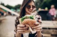 Roślinne burgery wchodzą do sieci restauracji (Shutterstock)