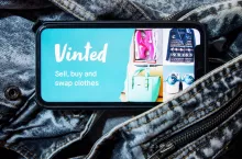 Vinted to jedna z najpopularniejszych platform do kupna i sprzedaży odzieży używanej w Polsce (fot. Boumen Japet / Shutterstock.com)