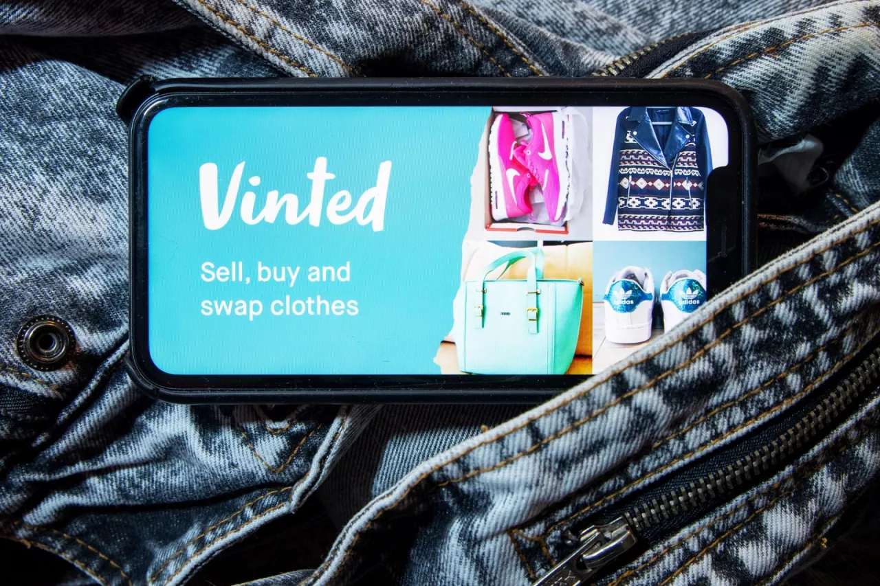 Vinted to jedna z najpopularniejszych platform do kupna i sprzedaży odzieży używanej w Polsce (fot. Boumen Japet / Shutterstock.com)
