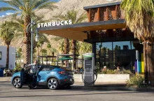 Punkt ładowania samochodów elektrycznych przy restauracji Starbucks (fot. Starbucks)