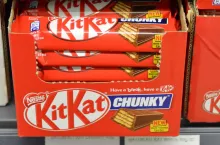 Batoniki KitKat produkowane są przez koncern Nestle (wiadomoscihandlowe.pl)