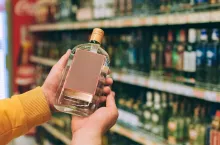 Sprzedaż czystej wódki w butelkach o pojemności 200 ml spadła w minionym roku o 30 proc. (Shutterstock.com)