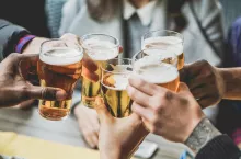 Od kilku lat traci też ulubione piwo Polaków – alkoholowy lager. (Shutterstock)