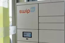 Automat SwipBox w Biedronce w Łodzi, ul. Krokusowa (fot. Konrad Kaszuba)