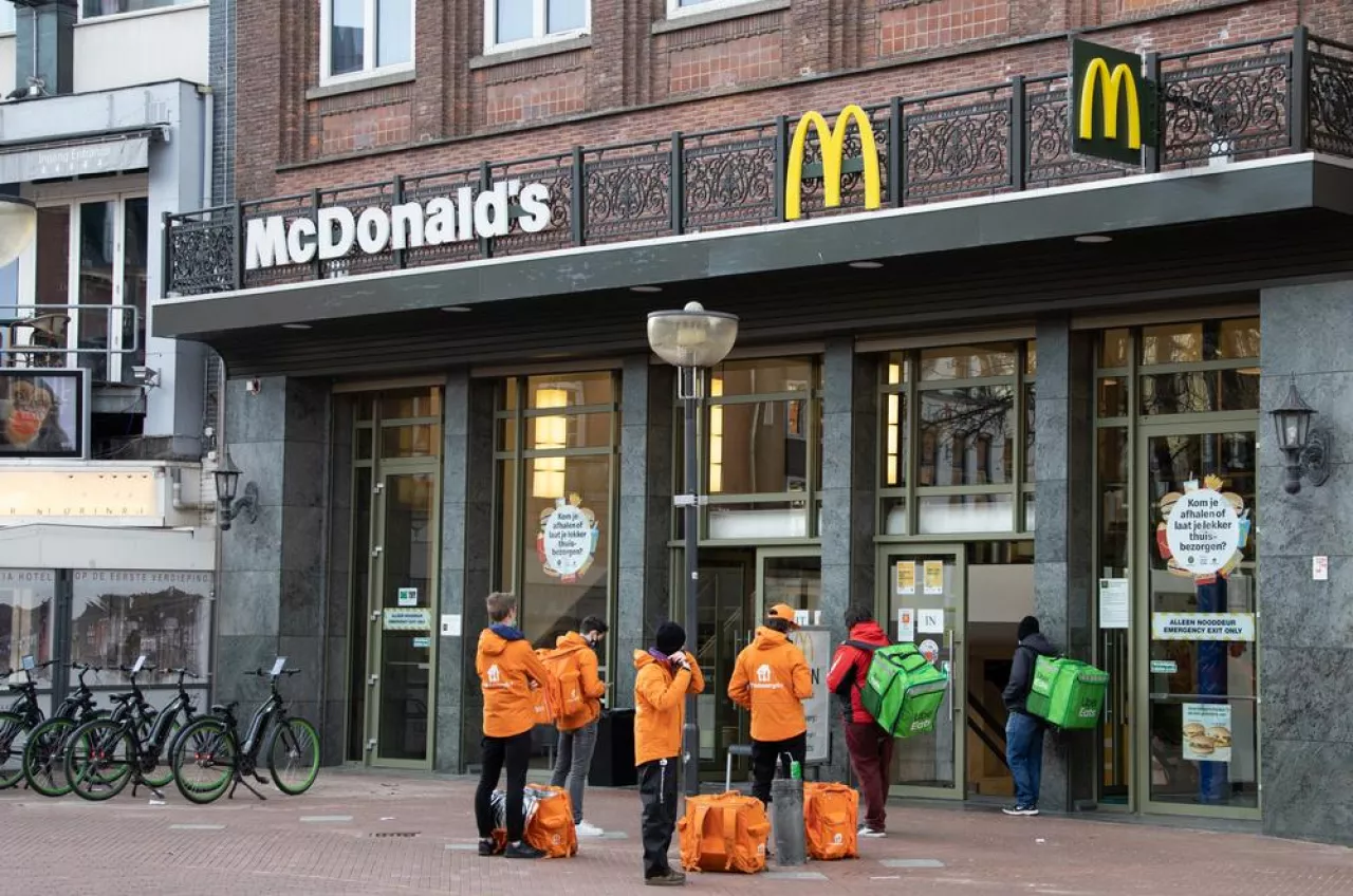 Kurierzy Just Eat Takeaway i Ubereats przed restauracją McDonald‘s w Holandii (Shutterstock)