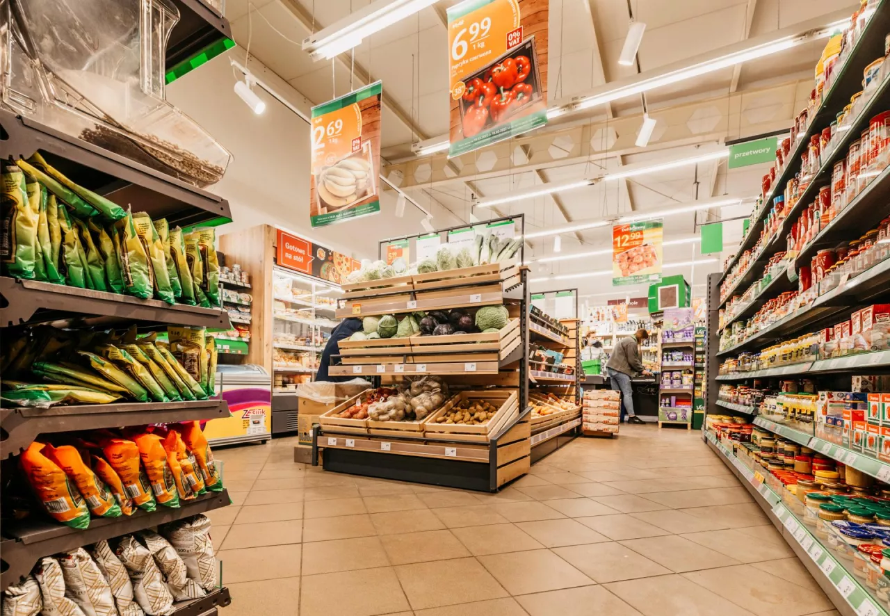 W modernizowanych supermarketach sieci Delikatesy Centrum zmianie ulega m.in. lokalizacja działu owocowo-warzywnego (materiały prasowe)