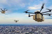 Czy drony zrewolucjonizują sposób, w jaki paczki są dostarczane do klientów? (fot. Shutterstock)