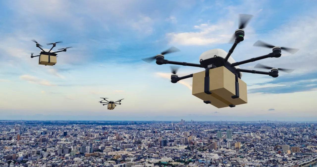 Czy drony zrewolucjonizują sposób, w jaki paczki są dostarczane do klientów? (fot. Shutterstock)