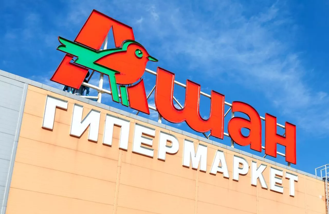 Logo sklepy Auchan w Rosji (Shutterstock)