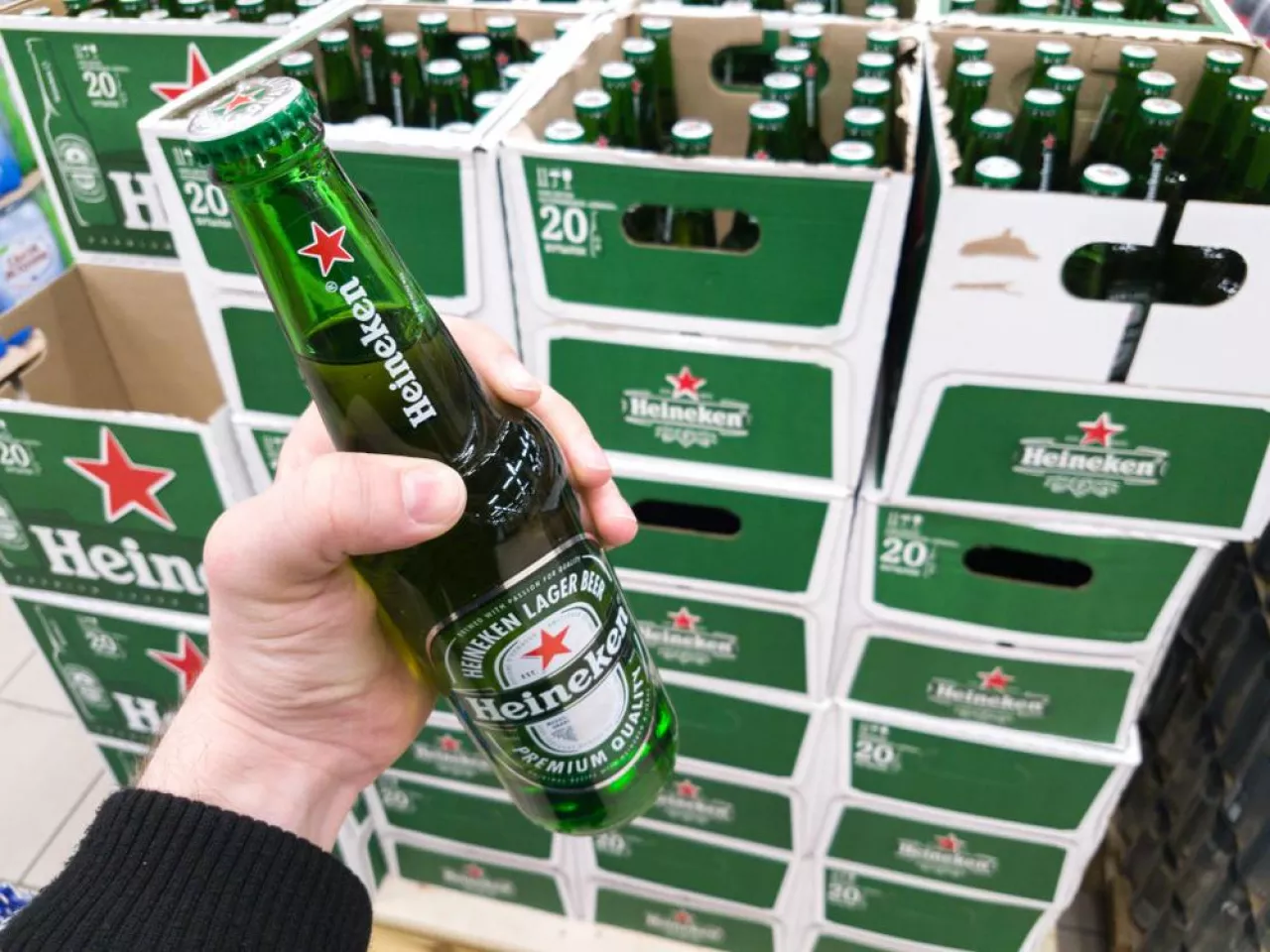 Heineken wycofa się z rynku rosyjskiego (Shutterstock)