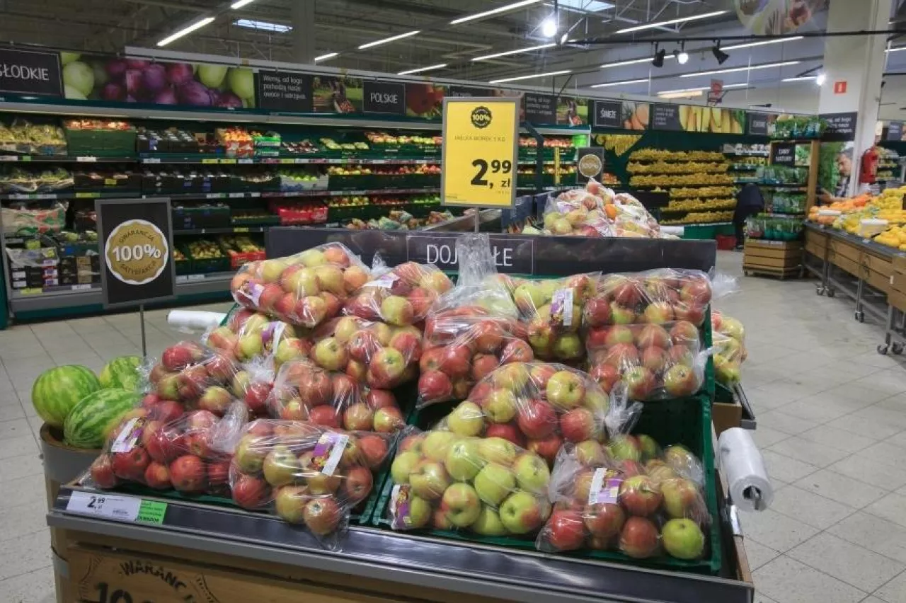 Jabłka na stoisku w sklepie Tesco w Polsce (materiały własne)