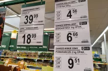 Nowe etykiety w Biedronce pokazują ceny zarówno z 0 proc. jak i z 5 proc. VAT-em (fot. wiadomoscihandlowe.pl)