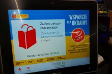 Na zdj. kasy samoobsługowe zachęcające do wsparcia Ukrainy (materiały własne)