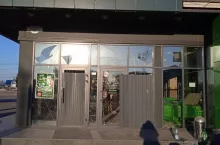 Na zdj. zniszczony sklep sieci Fora (fot. AllRetail.ua)