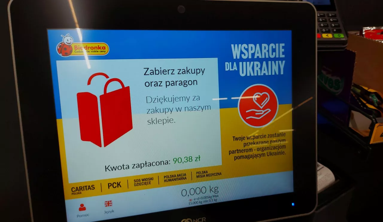 Na zdj. kasy samoobsługowe zachęcające do wsparcia Ukrainy (materiały własne)