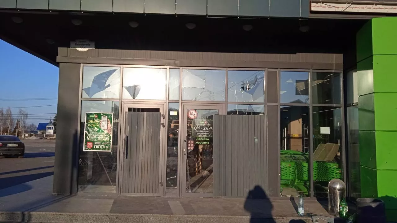 Na zdj. zniszczony sklep sieci Fora (fot. AllRetail.ua)