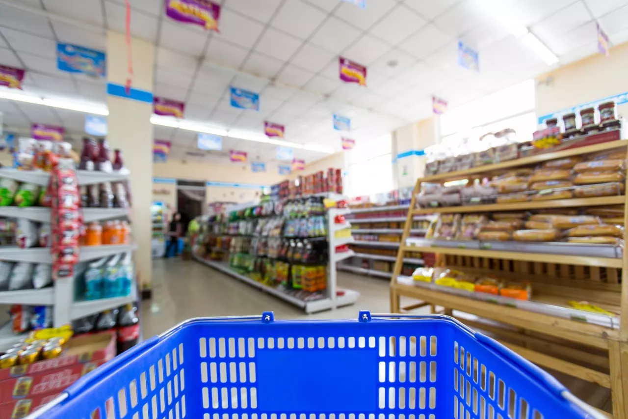Większa liczba Polaków deklaruje, że po świąteczne zakupy wybierze się do supermarketów niż do dyskontów (fot. Shutterstock)